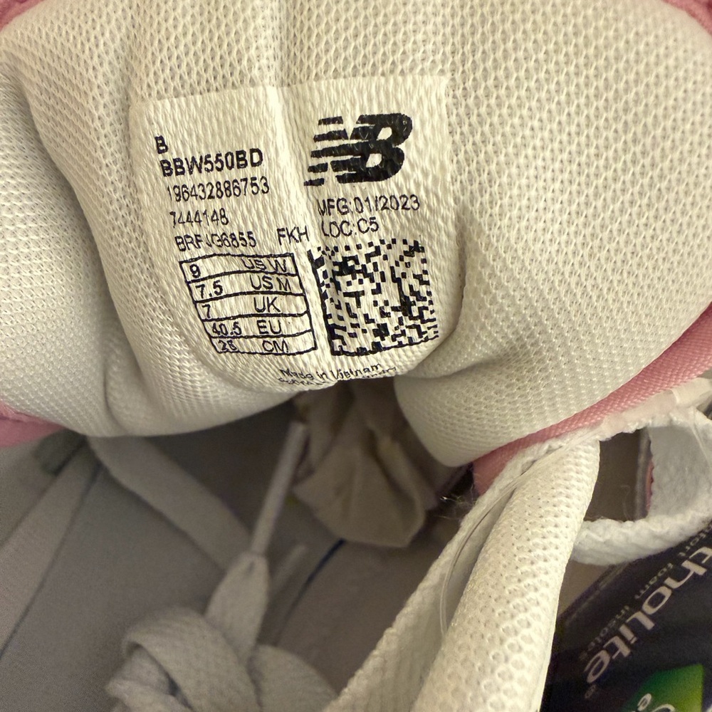 New Balance Women's White and Pink Sneakers! BRAND NEW W BOX - Picture 5 of 6